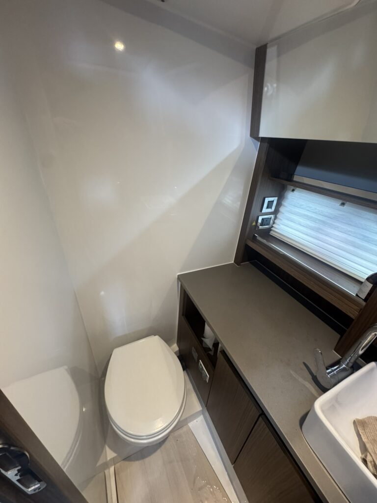 2023 Sealine S335 image 22