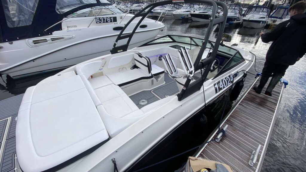 2023 Sea Ray 210 SPX image 4
