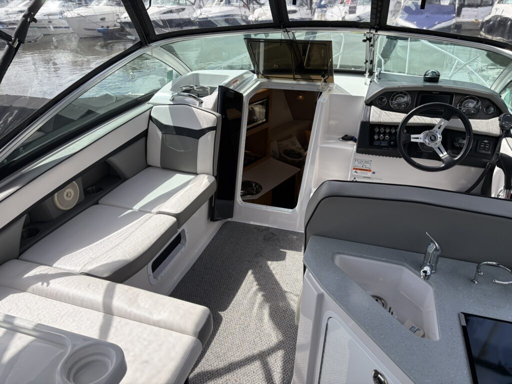 2016 Four Winns V255 image 4