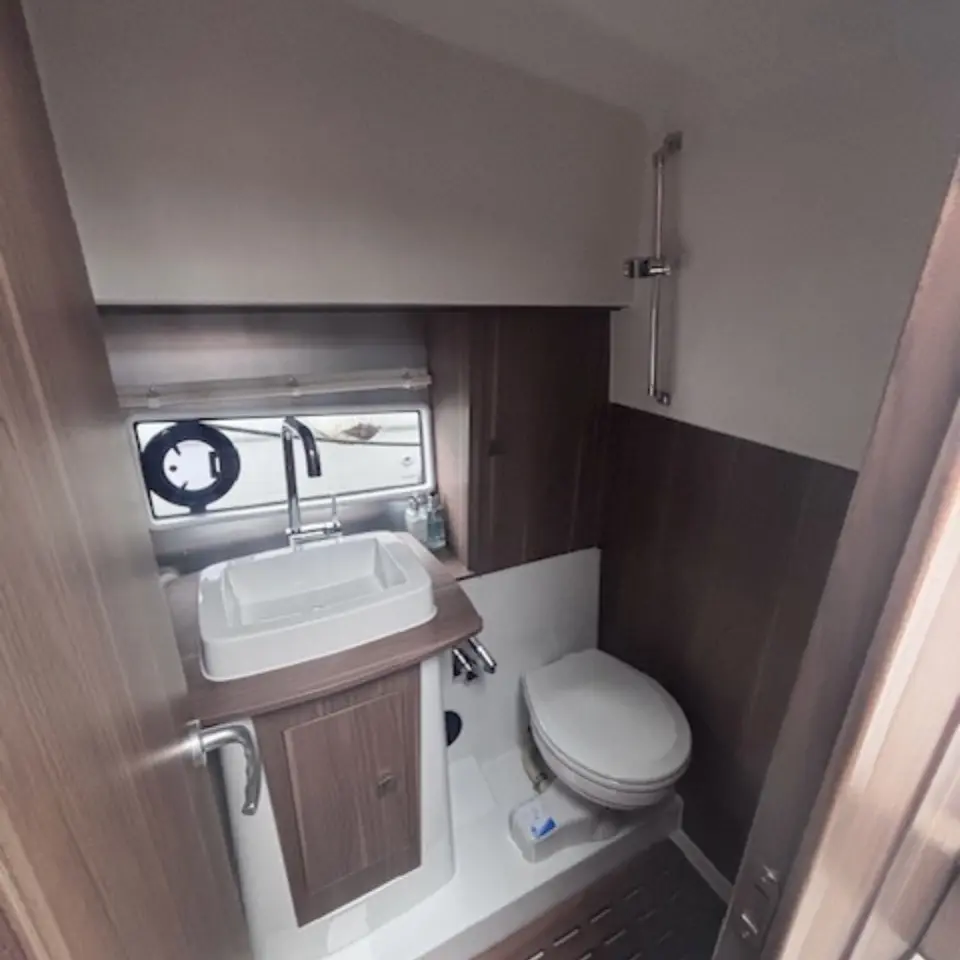 2019 Sealine C330 image 15