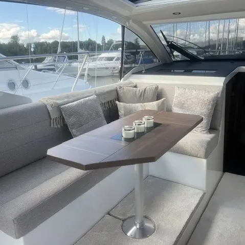 2019 Sealine C330 image 3