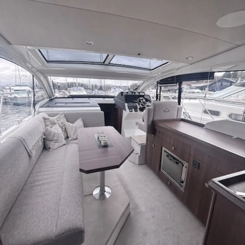 2019 Sealine C330 image 2