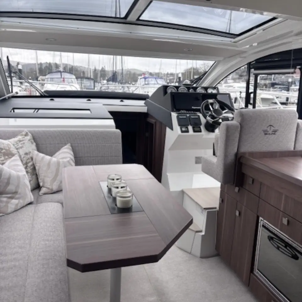 2019 Sealine C330 image 9